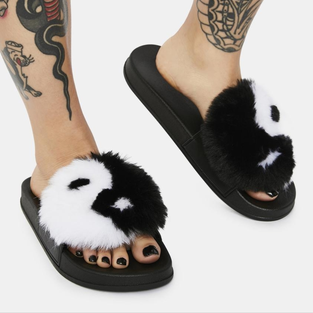 ☯ New Dolls Kill Yin Yang Faux Fur Peace Slides Sandals Size 9.5 / 10